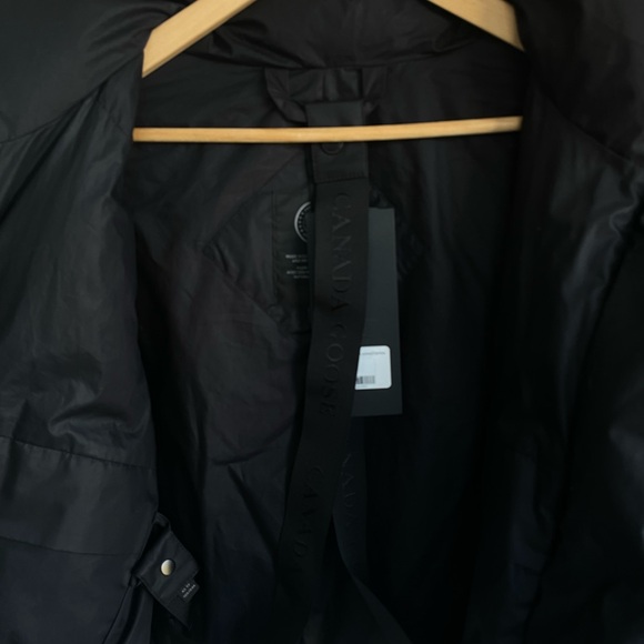 Canada Goose Garnet Cropped Puffer (with black tonal disc label) - Picture 9 of 9